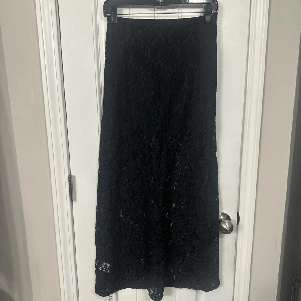 Black‎ floral lace sheer midi skirt with elastic waistband and side slit. S
